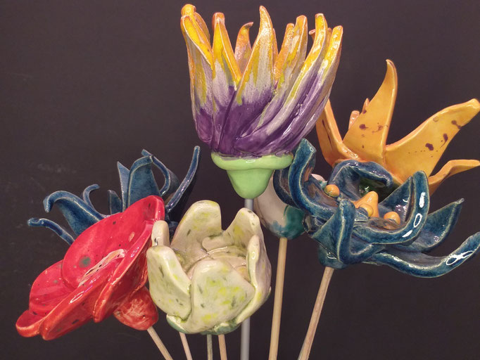 Blumenblüten Keramik aus weißem Ton bunt glasiert, 6-10cm Ø