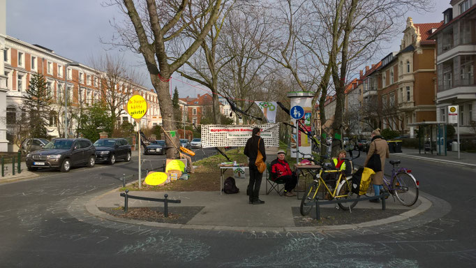 Die Mahnwache auf dem noch erhaltenen Teil der Allee nach den Fällungern. Viele Leute reden mit uns. Es herrschen Empörung, Unverständnis und Wut vor.