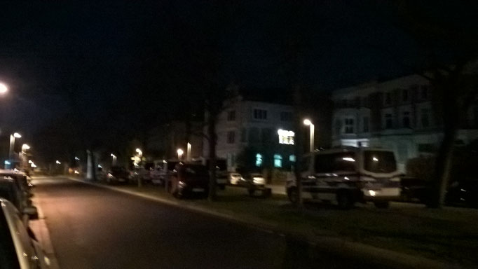 Schon vor 4 Uhr morgens gab es eine massive Polizeipräsenz (die dann reduziert wurde). Straße und Bürgersteig wurden komplett mit Gittern abgesperrt.