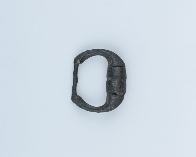 Boucle retrouvée dans un cimetière de Haute-Savoie, conservée au MET. XIIe-XIVe siècle.