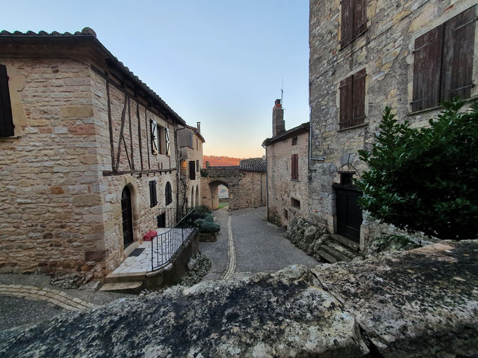 Puycelsi porte pierre moyen age  tarn-et-garonne quercy gites du mas d'aspech 