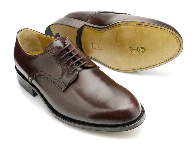 Plain Derby in Oxblood-farbenem Shell-Cordovan mit breiter runder Spitze und genähter Rendenbach Ledersohle