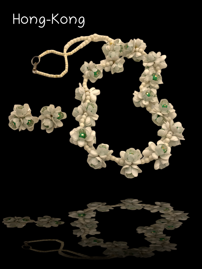 Clusters of white plastic roses & lucite beads, Rare Honk Kong necklace and matching earrings set - Lovely Garden Party jewels- art.787/4-
