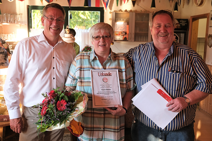 Der SC Rinteln um Vereinschef Gordon Seymour (links) und Vize Dirk Böhning sind froh, dass sie Karin Bader haben.