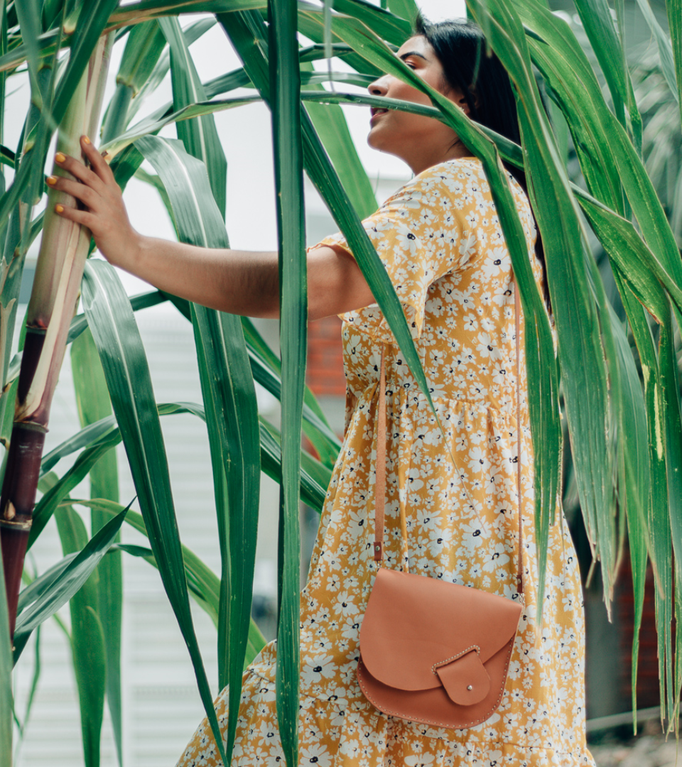Bolso de cuero tipo cross body hecho a mano color miel por CONDESSA LEATHER MR hecho en México