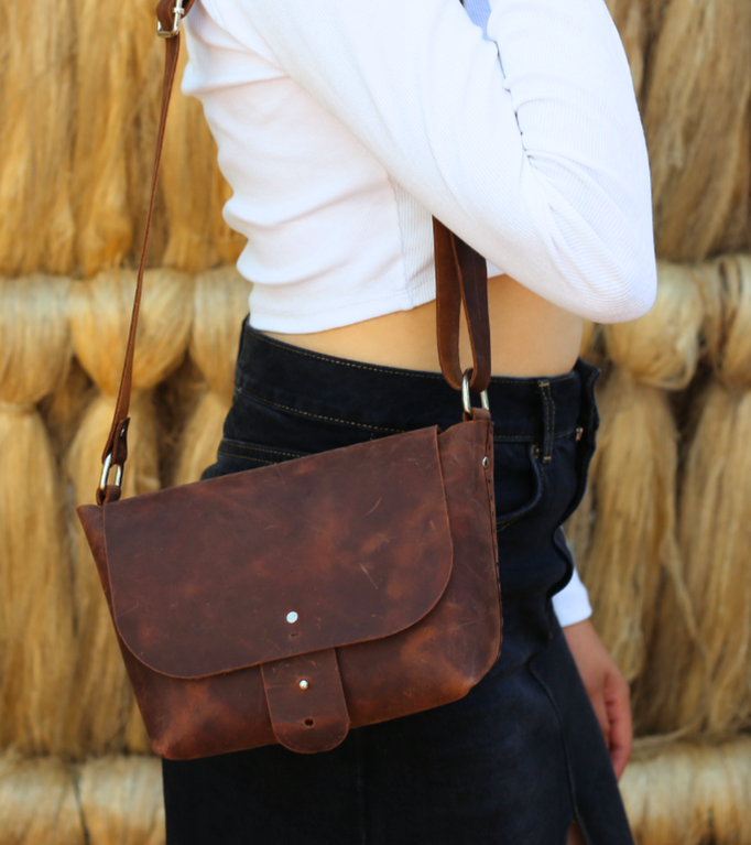 bolso de piel genuina tipo cross body color canela de tamaño mediano hecho por Condessa Leather MR hecho a mano 