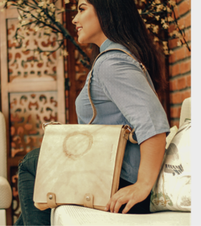 bolso de cuero color natural bandolera de tamaño mediano, con cierre hecho a mano, costurado a mano de diseño mexicano de composición 100% mexicana, artesanía mexicana elaborada por Condessa Leather MR