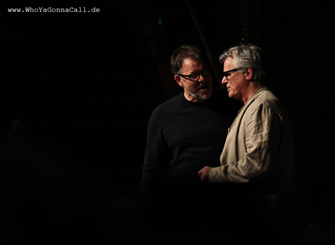 Jonathan Frakes with Richard Dean Anderson on stage © pic by shinzo //degoutrie fotografie