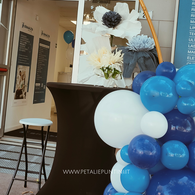 inaugurazione decorazioni con fiori giganti e palloncini