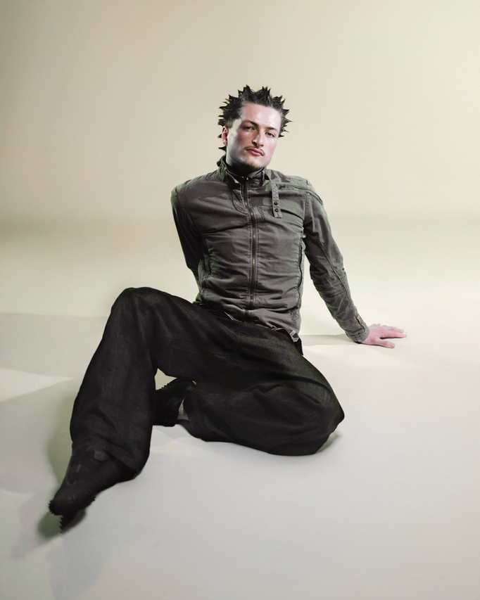 Adrien - Fusion Hip-Hop. Sa carrière de danseur est en plein essor : sur scène avec Oscar and The Wolf, dans les clips d'Helena, Loïc Nottet, ... L'occasion d'apprendre auprès d'une des pointures de la nouvelle génération. 