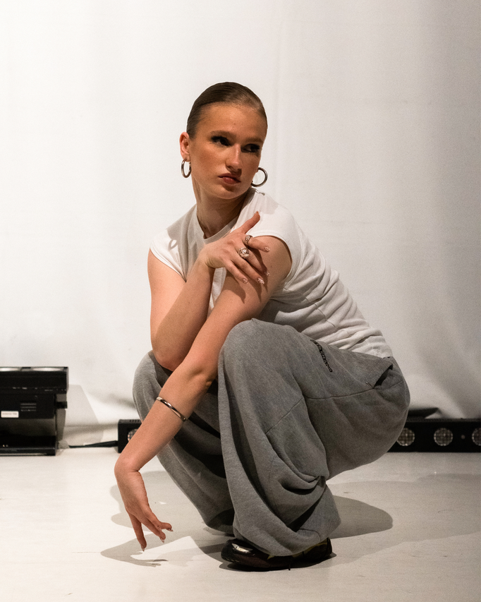Chanel - Fusion Hip-Hop. Sa pluridisciplinarité est une vraie richesse pour celleux qui souhaitent suivre ses cours. 