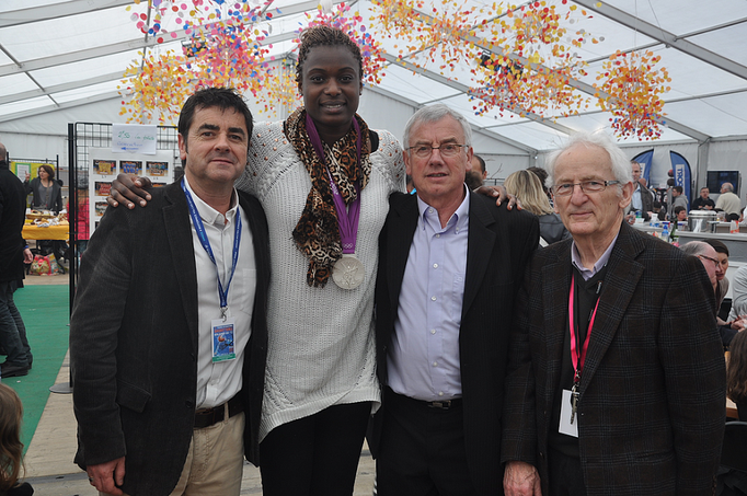 Les président, vice-président et trésorier qui entourent Jennifer DIGBEU, médaillée olympique