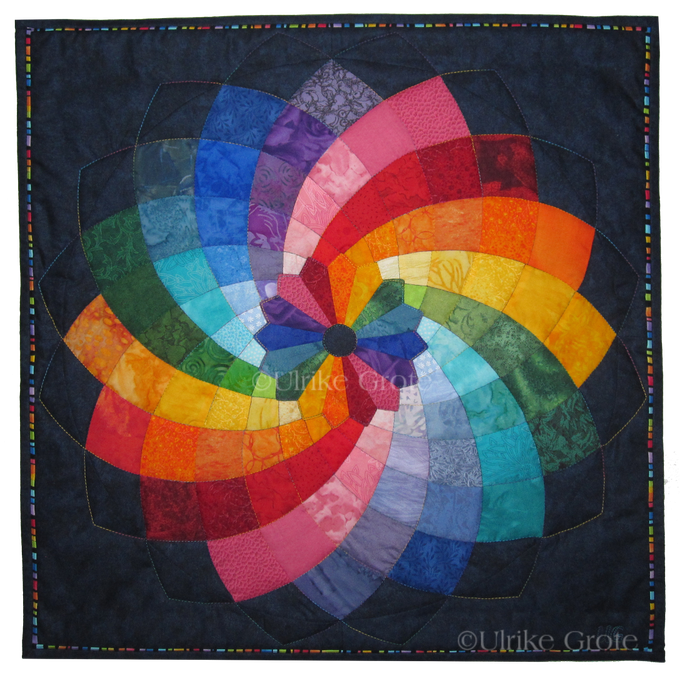 Regenbogen-Dahlie (verkauft) • Dahlie mit kurvigen Nähten • Blütenblätter in bunten Farben • Dresdner Teller in der Mitte • 56 x56 cm