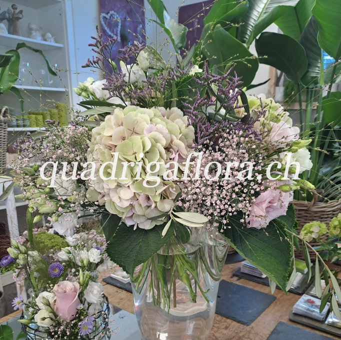 Frische Hortensien in einem locker gebundenen Blumenstrauss. Preis nach Anfrage.