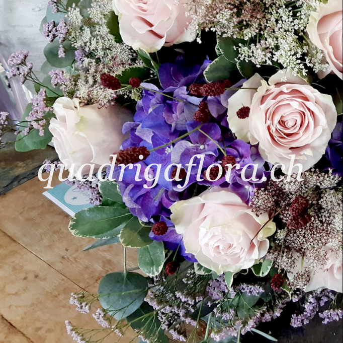 Saisonale Hortensien, frisch zusammengestellt im Blumengeschäft Quadriga Flora in Meggen Luzern.