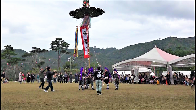 前回（H29年）豊年祭後、新旗を作成し八重岳桜祭りで八重岳のドームが初めて渡久地旗頭の傘の下に入った。