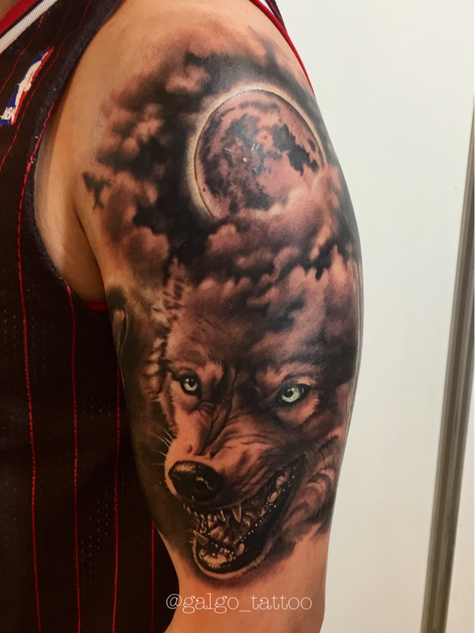 tatuaje realista de un lobo con la luna llena de fondo en el brazo, realistic wolf tattoo with full moon