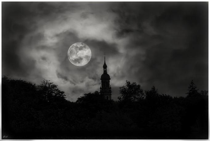 Wenn der Mond auf den Kirchturm von St. Marien in Gengenbach blickt
