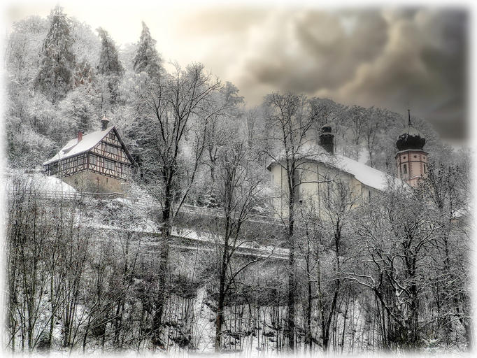 Das Messnerhäuschen & die Wallfahrtskirche im Wintergewand