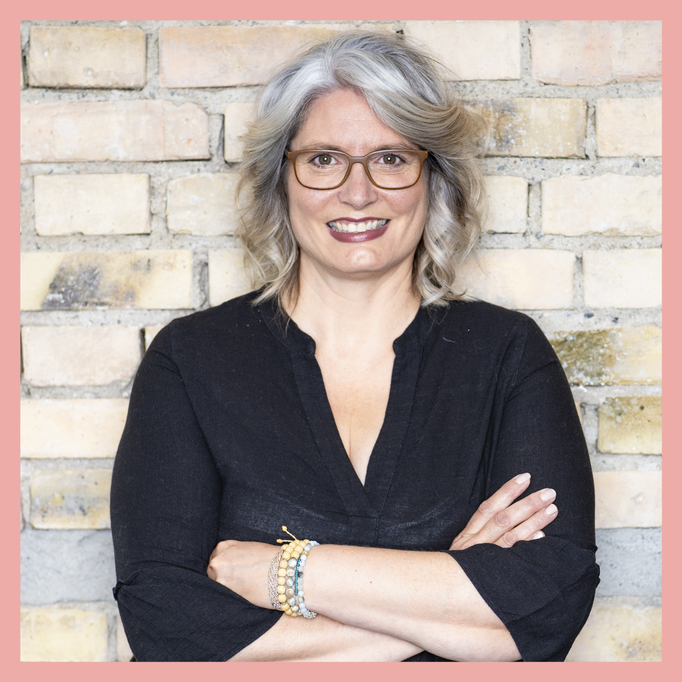 Nicole Hossmann ist Marketing Expertin für Selbstständige und Kleinunternehmen in der Schweiz. Hilfe für Sichtbarkeit vermittelt sie in Workshops für Instagram und Jimdo Webseiten sowie Google my Business