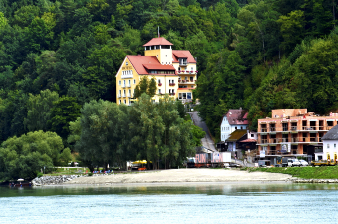 2013 | Fahrradtour Passau-Budapest-Passau, Brandstatt: Kurze Rast nach dem Start. «Hotel-Teleblick» über die Donau.