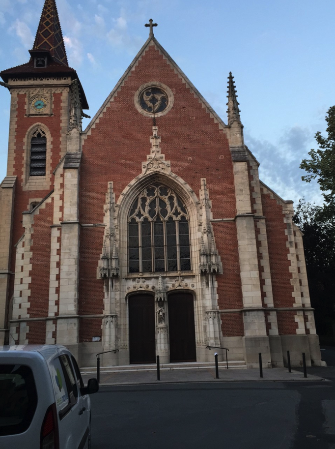 2015 | Fahrradtour «Burgund», Louhans: Kirche «Saint Pierre» mit einem Dach aus mehrfarbigen Ziegeln.