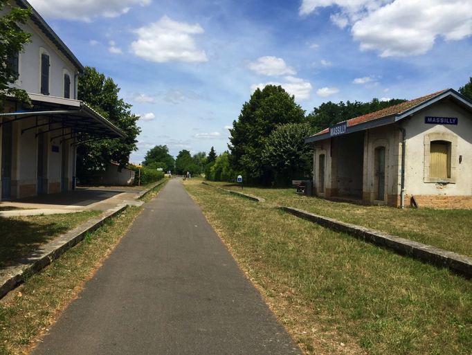 2015 | Fahrradtour «Burgund», Massilly: Der Radweg führt zum grössten Teil entlang einer stillgelegten Bahnstrecke. Privat umgenutzter Bahnhof.
