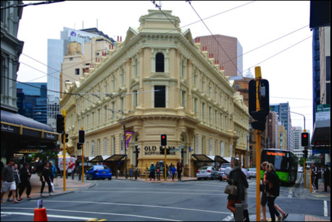 2014 | NZ Nordinsel | «Wellington», Wellington Region: «Bank of New Zealand Building». Historisches Gebäude mit kleiner Shopping Mall im Erdgeschoss.