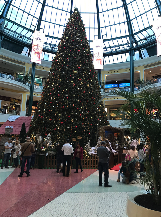 Lissabon '16 | «Früh-Weihnachten» im «Centro Colombo» in der Lissaboner Stadtgemeinde «Carnide». Es wurde unmittelbar am Stadtring «Segunda Circular» errichtet und am 15.9.1997 eröffnet.