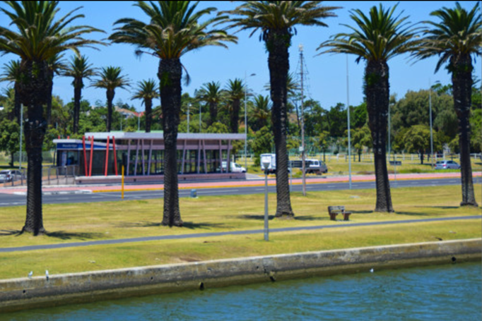 2015 | Südafrika | Westkap, Woodbridge Island: Bus-Haltestelle. Die beiden Bus-Trassen sind in der Mitte der beiden 3-spurigen Strassen angelegt.