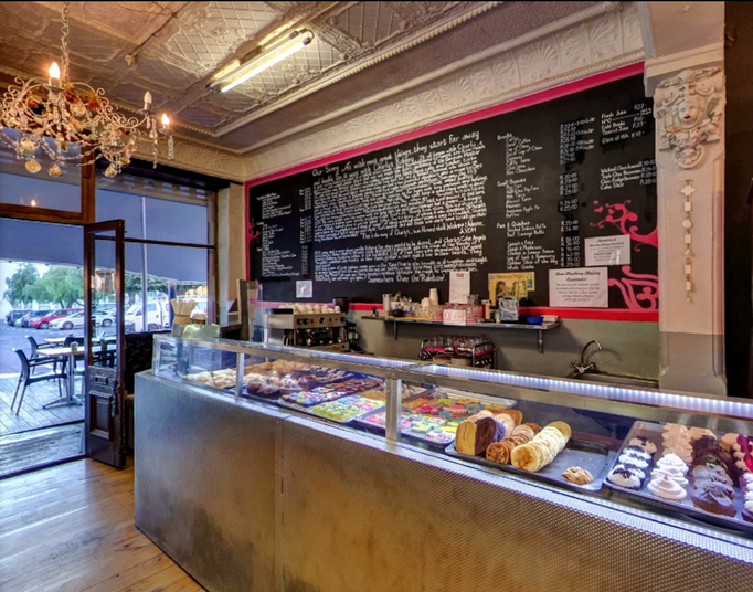 2019 | Kapstadt | Canterbury Street, «Charly's Bakery»: Die «heisse» Adresse, wenn's um Süssigkeiten geht.