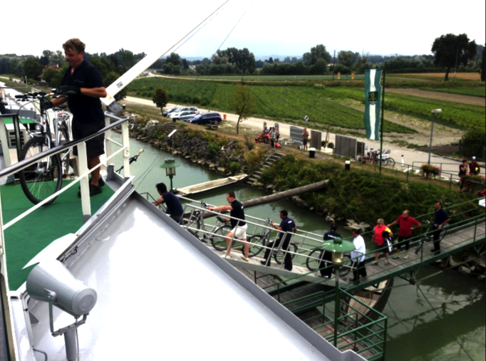 2013 | Fahrradtour Passau-Budapest-Passau, Brandstatt: Die etwa 140 Miet-Fahrräder werden nach der Tagestour von der Crew mühsam auf Deck gehievt.