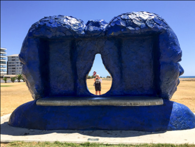 2016 | Kapstadt | «Three Anchor Bay»: Giganto-Skulptur an der Strandpromenade.