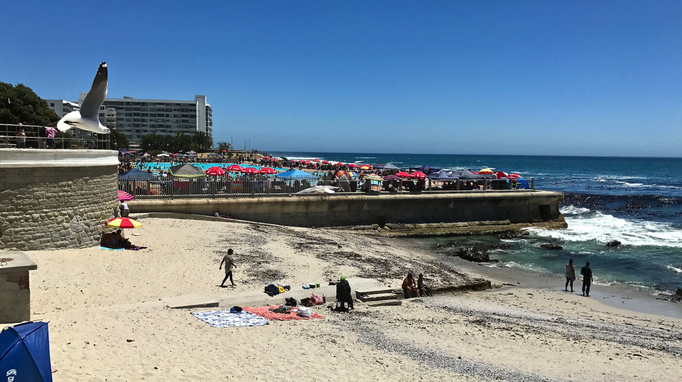 2017 | Kapstadt | Foreshore, «Mouille Point», Beach Rd: Ob man im «bezahlten Bereich» noch von «Badevergnügen» sprechen kann?
