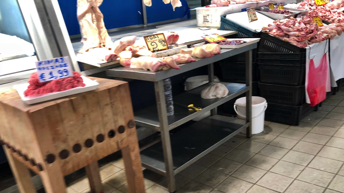 Athen '17 | «Central Market». Athens berühmter Fleisch- und Fischmarkt. Manchmal für uns ungewohnte «Produktpräsentationen».