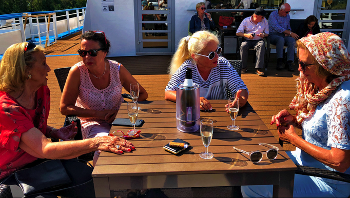 2018 | Uglitsch | Weiterfahrt nach Moskau | MS Excellence Katharina | Die 4 Damen von unserem 6er-Tisch beim Apéro.