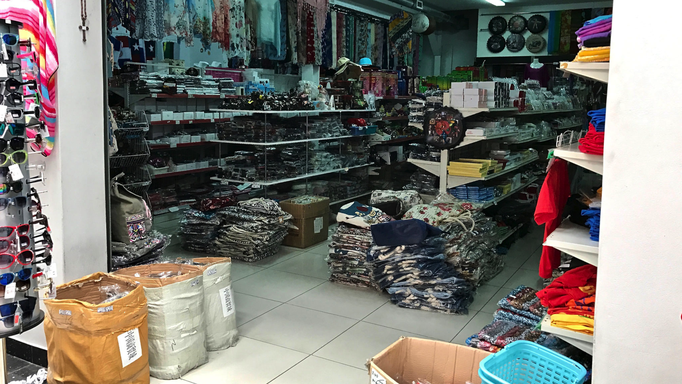 2017 | Kapstadt | Milnerton, «Cape Grand China»: Chinesisches Einkaufszentrum. Nur Massenware. Hauptgewicht auf Textilien, Taschen und Leder-/Haushalt-Kleinartikel.
