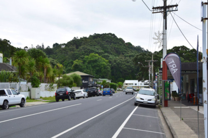 2015 | Neuseeland | «Ohope», Whakatane, Bay of Plenty: Hauptstrasse Richtung «Ohope International Golf Course».