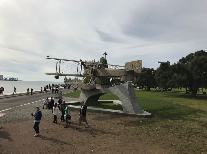 Lissabon '16 | Denkmal für Carlos Viegas Gago Coutinho (*17.2.1869, ✝︎18.2.1959), einem Offizier der Kriegsflotte, Seefahrer und Historiker. Als grösstes Verdienst wird ihm die Überquerung der Südatlantikroute mit dem Flugzeug angerechnet.