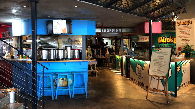 2020 | Kapstadt | Sea Point, «Mojo Lifestyle & Food Market»: Esswaren aus aller Welt. Mode- und «Mini-» Läden. Meist junges Publikum.