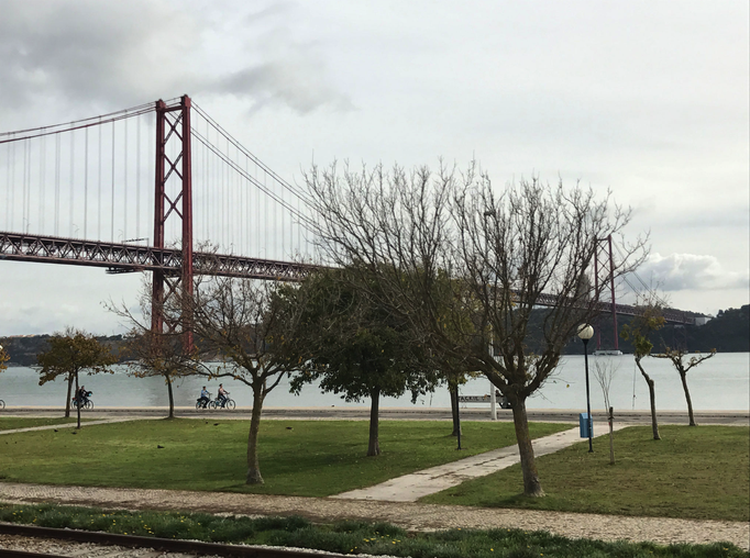 Lissabon '16 | Die «Ponte 25 de Abril» ist ein 3,2 km langer Brückenzug mit einer 2278 m langen Hängebrücke über den Tejo. Weltweit die drittlängste Hängebrücke mit kombiniertem Strassen- und Eisenbahnverkehr.