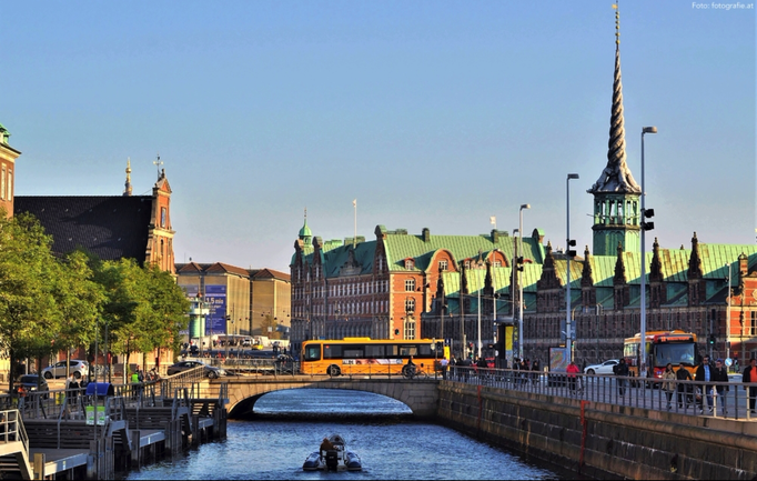 Kopenhagen '21 | «Borsen» ist die ehemalige Börse in der Innenstadt von Kopenhagen. Der 56 m hohe Dachreiter von Ludwig Heidritter stellt vier ineinander verschlungene Drachenschwänze dar und gilt als ein Wahrzeichen Kopenhagens.