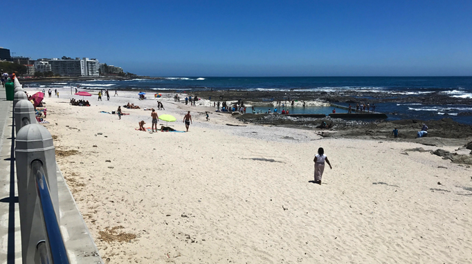 2017 | Kapstadt | Foreshore, «Green Point Promenade»: Vorne Badevergnügen für alle, ganz hinten links das «bezahlte» Schwimmbad.