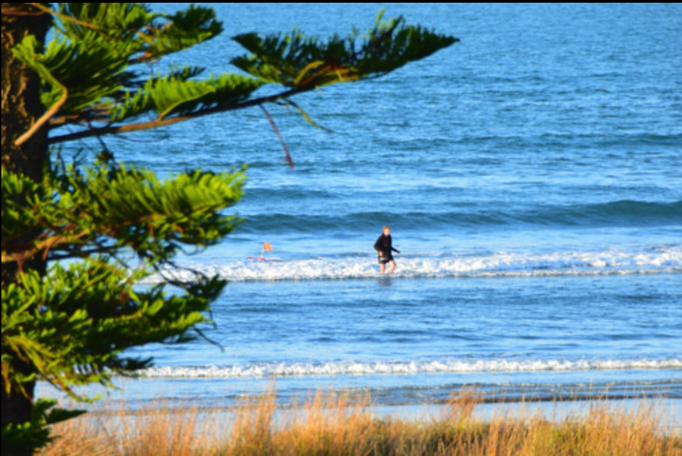 2015 | Neuseeland | «Ohope Beach», Whakatane, Bay of Plenty: «Torpedo Fishing». Nach 30-45 Minuten wird die Leine mit dem «Fang» per Motorspule vom Quad aus eingezogen.