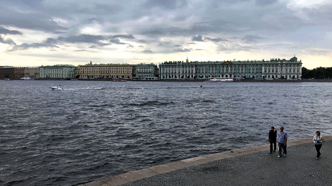 2018 | St. Petersburg | Stadtrundfahrt | Blick über die Newa auf das legendäre Winterpalais.