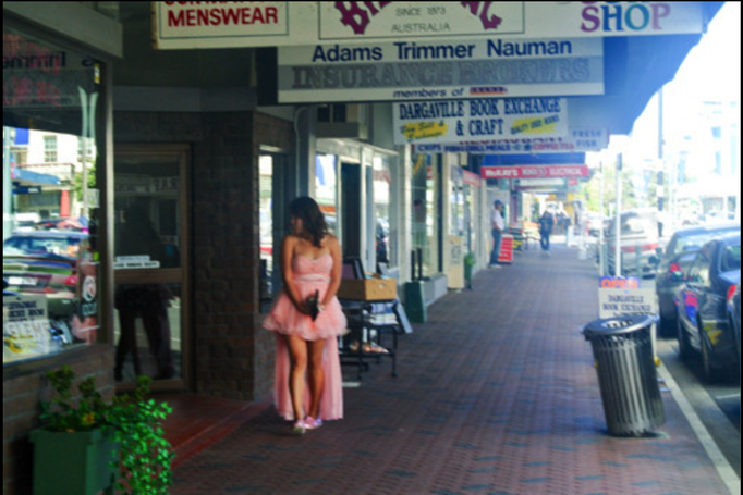 2014 | NZ Nordinsel | «Dargaville», Kaipara District: Hauptstrasse. Schnappschuss an einem gewöhnlichen Dienstag-Morgen.