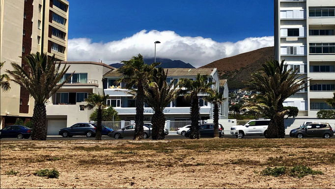 2019 | Kapstadt | Foreshore, «Mouille Point Promenade»: Die Wolken sind gerade daran, den «Tafelberg» - wie hier am Nachmittag oft üblich - «einzulullen».