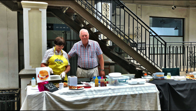 2018 | Kapstadt | Woodstock, «The Palms Lifestyle Centre», «Saturday Market: Bei «Ihnen» essen wir samstags immer «Frühstück».