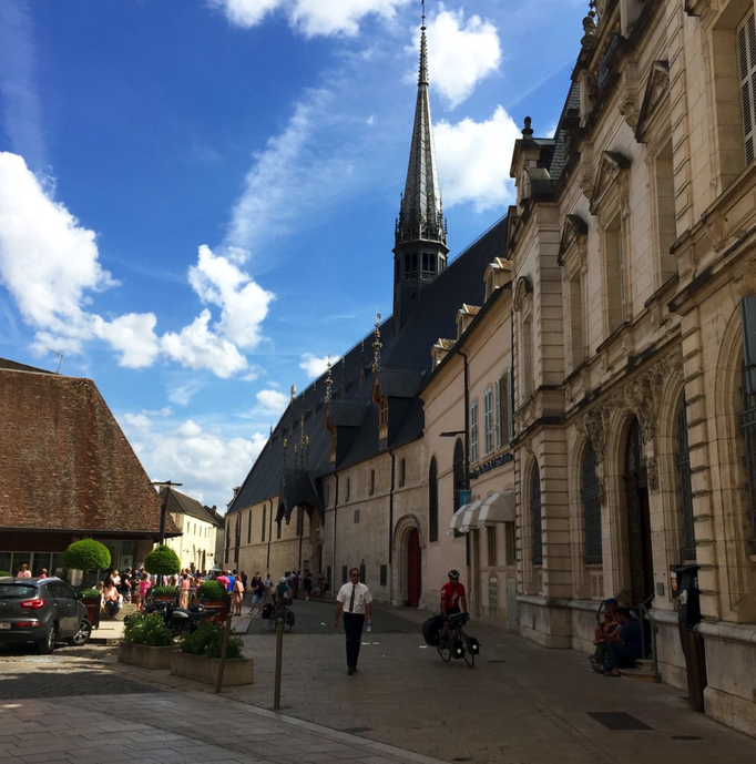 2015 | Fahrradtour «Burgund», Beaune: «Place de la Marché», «Hospices de Beaune» und «Musée de l'Hôtel-Dieu», rechts.