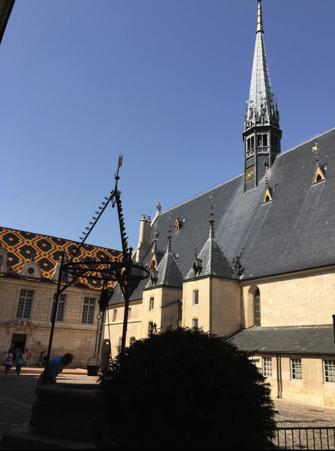 2015 | Fahrradtour «Burgund», Beaune: Innenhof des «Hospices de Beaune», «Musée de l'Hôtel-Dieu».